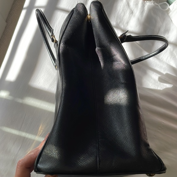Prada Saffiano leather extra large double zip Galleria tote in black - Picture 8 of 17
